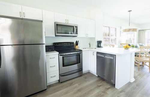 Marathon Hotel | Unwind and Relax! Amazing Unit w/Spacious Living Room, Balcony, Onsite Pool