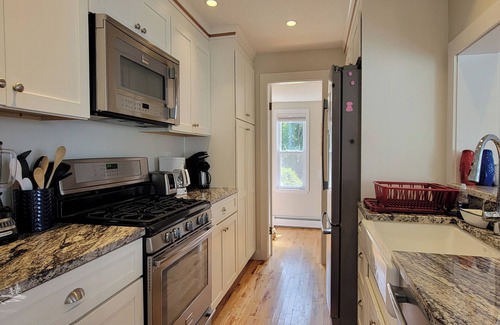 East Boothbay House | Unwind by the Bay: Pet-Friendly and Linekin Bay Views!