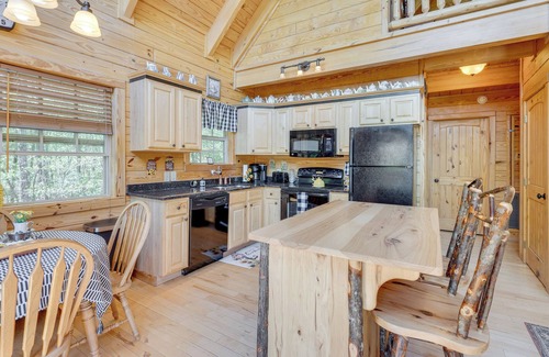 Unaka Cabin | Unwind Fireside + Game Room Fun! Warne Mtn Escape