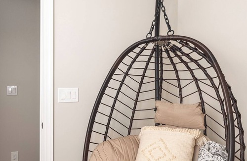 Charlotte House | Unwind in cozy home, king beds, family friendly, walk to Camp N End, near Uptown