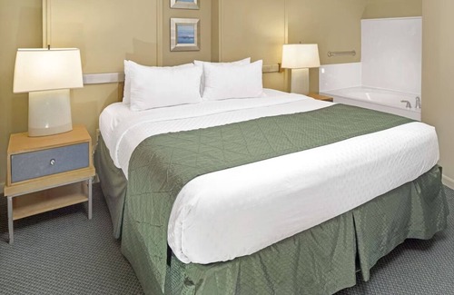 Daytona Beach Hotel | Unwind in Daytona Beach Style! Kitchenette, Outdoor Swimming Pool!