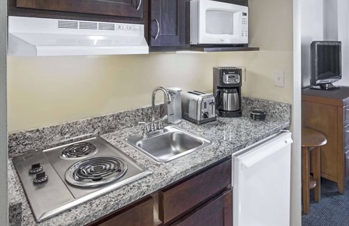 Daytona Beach Hotel | Unwind in Daytona Beach Style! Kitchenette, Outdoor Swimming Pool!