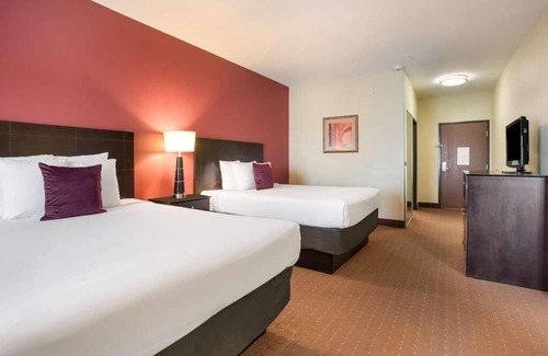 Saint Landry Hotel | Unwind in Knights Inn Bunkie! Free Parking, Outdoor Pool, Free Breakfast!