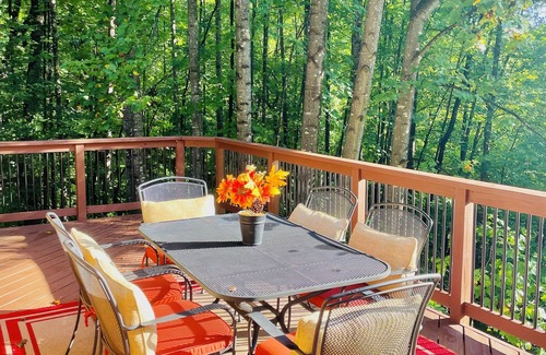 Lovingston Cabin | Unwind in Seclusion: Log Cabin Retreat with Wood Burning Stove & Game Table