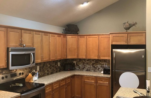 Howard Cottage | Unwind & Reconnect 4 BD/2BA Family Cottage- check in 4pm or later check out 10am