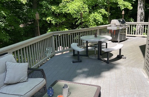 Howard Cottage | Unwind & Reconnect 4 BD/2BA Family Cottage- check in 4pm or later check out 10am