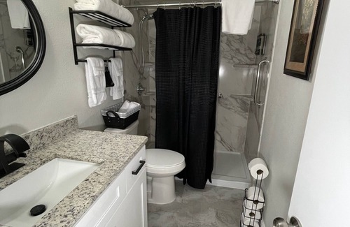 Orlando House | Unwind with a beautiful pond view prefect for recharging.