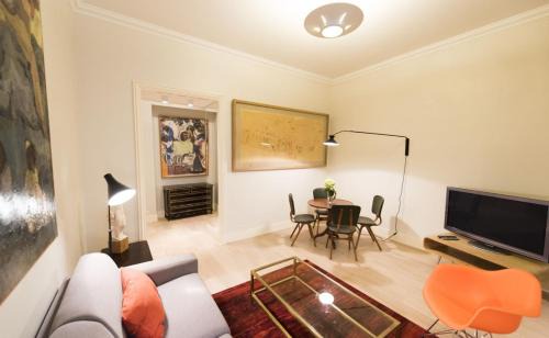 Saint-Merri Apartment | Up & Down