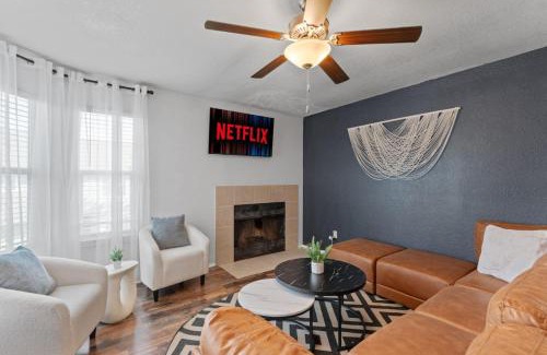 McNeil House | Up to 16 People - Mins 2 Downtown - Luxury Home