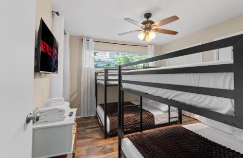 McNeil House | Up to 16 People - Mins 2 Downtown - Luxury Home