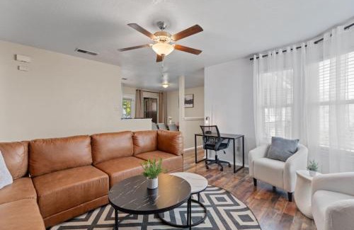 McNeil House | Up to 16 People - Mins 2 Downtown - Luxury Home