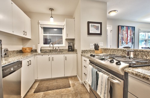 North Park City House | Up to 25% Off! Central Location SUPER close to PCM, grocery, restaurants, & Bus!