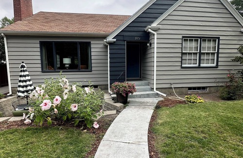 Walla Walla House | Updated 1939 cottage with beautiful park view