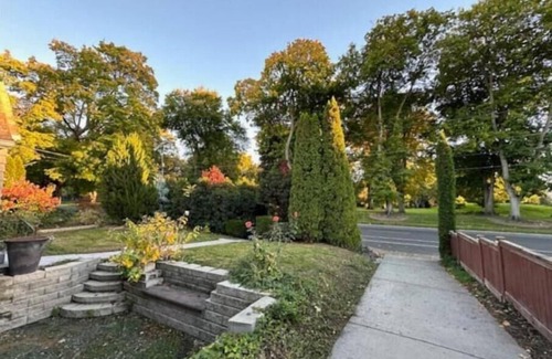 Walla Walla House | Updated 1939 cottage with beautiful park view