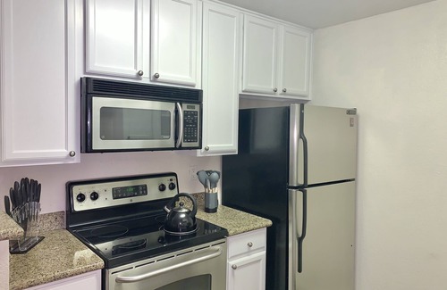 West San Jose Condo | Updated 2BR Condo: Parking, in unit Washer Dryer, gym, pool, AC near Santana Row
