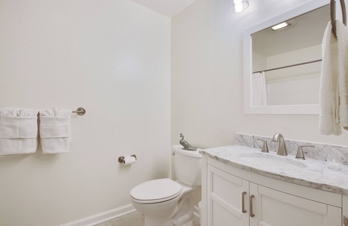 West San Jose Condo | Updated 2BR Condo: Parking, in unit Washer Dryer, gym, pool, AC near Santana Row