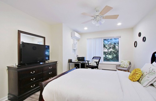 West San Jose Condo | Updated 2BR Condo: Parking, in unit Washer Dryer, gym, pool, AC near Santana Row