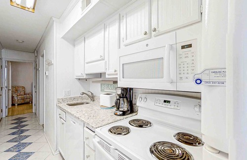 Morehead City Condo | Updated 3rd-Floor Home With Courtyard & Partial Beach View, Shared Pools/Hot Tub