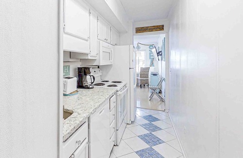 Morehead City Condo | Updated 3rd-Floor Home With Courtyard & Partial Beach View, Shared Pools/Hot Tub