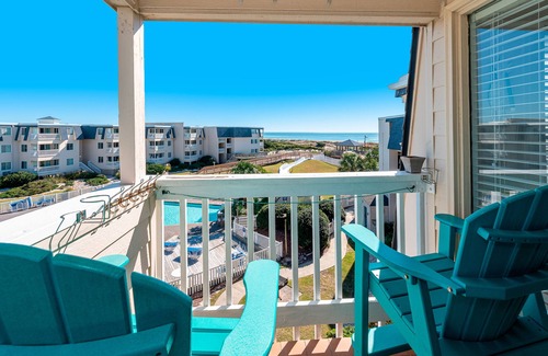 Morehead City Condo | Updated 3rd-Floor Home With Courtyard & Partial Beach View, Shared Pools/Hot Tub