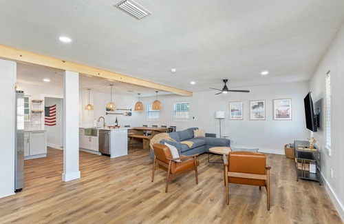 Fort Walton Beach House | Updated 4-BR home. 7 mins from beach. Huge backyard w/firepit