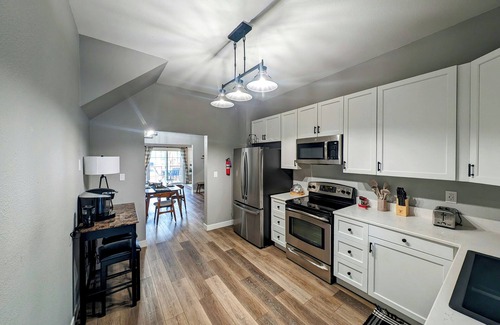 Custer House | Updated 4BR Home, Family Friendly, Steps to Custer Shops & 30 Min to Mt Rushmore