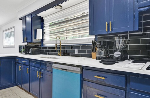 Baytown House | Updated 5BR Baytown Home Sleeps 12 Patio&Grill