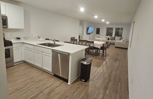 Tomball House | Updated and Clean home within minutes of major venues, retailers and towns.
