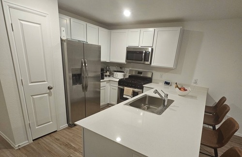 Tomball House | Updated and Clean home within minutes of major venues, retailers and towns.