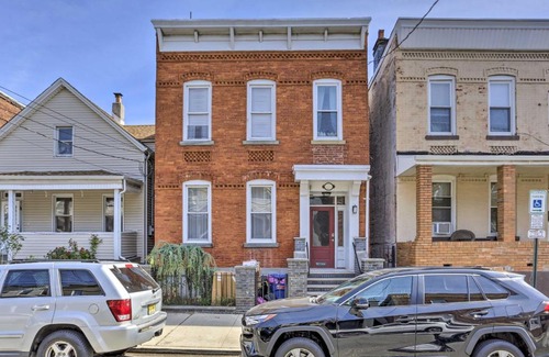 Constable Hook House | Updated Bayonne Townhome about 11 Mi to NYC!