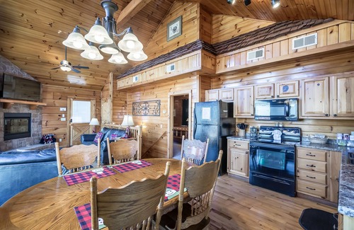 Pigeon Forge Cabin | Updated Cabin, 2 King Suites, Hot tub, Pool Table, Ripken Exp 3 mi ,Parkway 1 mi