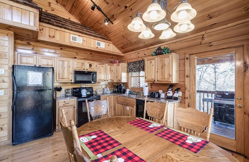 Pigeon Forge Cabin | Updated Cabin, 2 King Suites, Hot tub, Pool Table, Ripken Exp 3 mi ,Parkway 1 mi