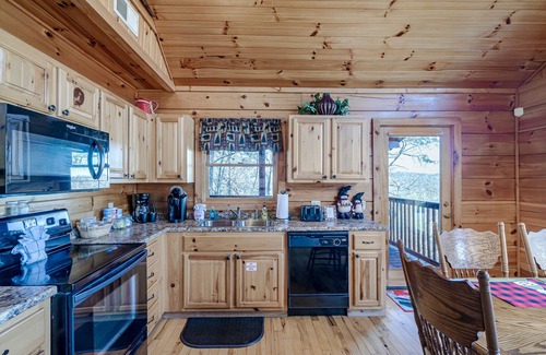 Pigeon Forge Cabin | Updated Cabin, 2 King Suites, Hot tub, Pool Table, Ripken Exp 3 mi ,Parkway 1 mi