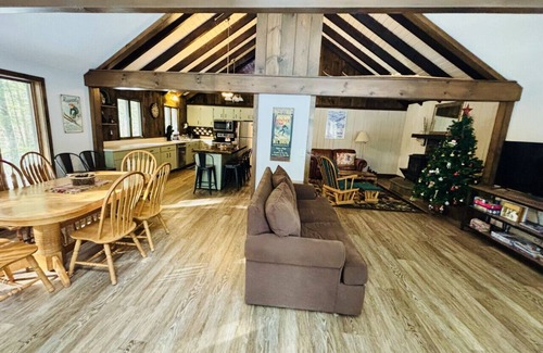 Wilmington Cabin | Updated Chalet. Minutes from Mt, Lakes and Golf.