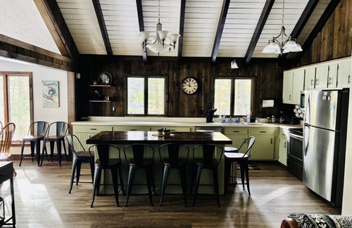 Wilmington Cabin | Updated Chalet. Minutes from Mt, Lakes and Golf.