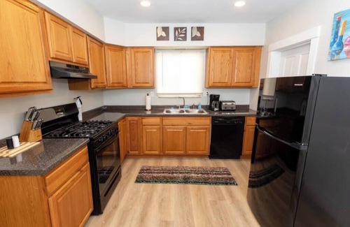 Pittsburgh House | Updated & Comfy Bungalow with Parking! Easy Access