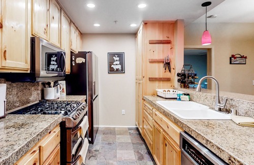 Olympic Valley Condo | Updated condo near ski resort with heated pool, hot tub, fireplace, balcony, W/D