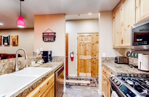 Olympic Valley Condo | Updated condo near ski resort with heated pool, hot tub, fireplace, balcony, W/D