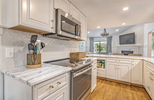 Southport Condo | Updated condo with balcony view of the golf course! Community Pool