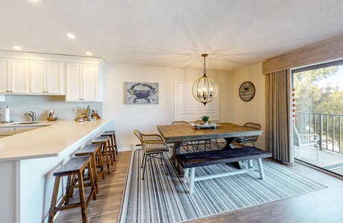 North Ocean City Condo | Updated condo with balcony, washer/dryer & beach access - near dining & golf