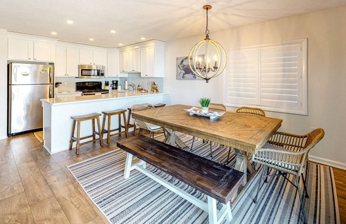 North Ocean City Condo | Updated condo with balcony, washer/dryer & beach access - near dining & golf