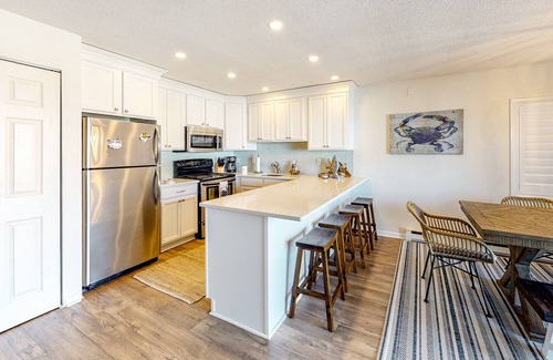 North Ocean City Condo | Updated condo with balcony, washer/dryer & beach access - near dining & golf