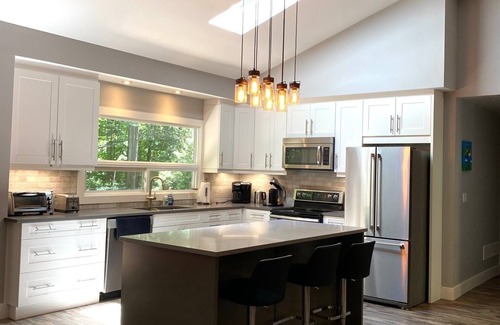 Grand Bend Cottage | Updated Cottage in Southcott Pines, Grand Bend. Steps to Sun Beach
