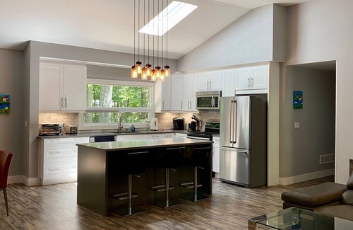 Grand Bend Cottage | Updated Cottage in Southcott Pines, Grand Bend. Steps to Sun Beach