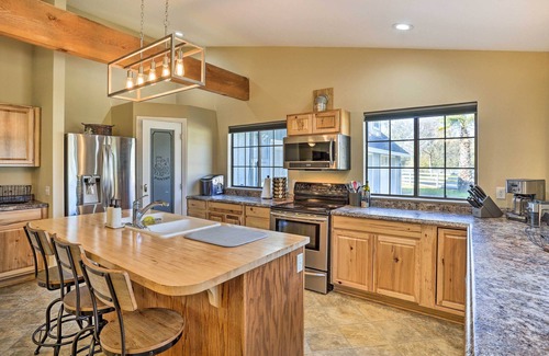Cottonwood House | Updated Cottonwood Home w/Patio & Fire Pit!