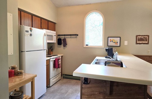 Nellysford Condo | Updated! Cozy and clean two bedroom condo.