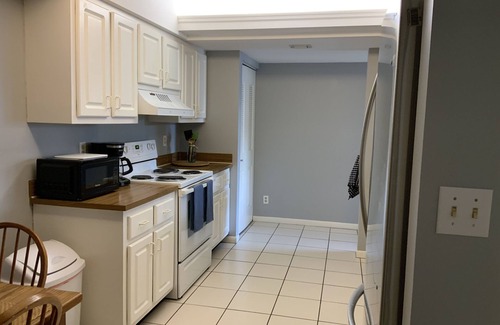 Delray Beach Condo | Updated Delray Raquet Club 2 Bedroom, 1 mile from Beach, 2 pools, gym on site
