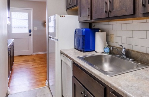Lincoln House | Updated Entire Townhome Open Floorplan