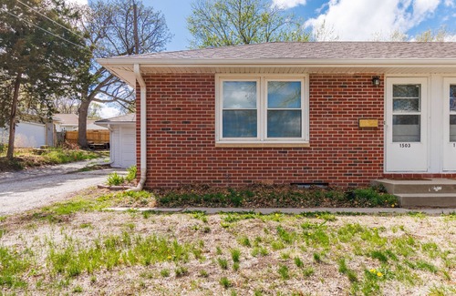 Lincoln House | Updated Entire Townhome Open Floorplan