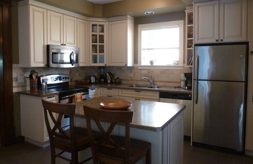 Nelson House | UPDATED, FULLY-EQUIPPED, HERITAGE HOME-AWAY-FROM-HOME, REDUCED APRIL RATES.